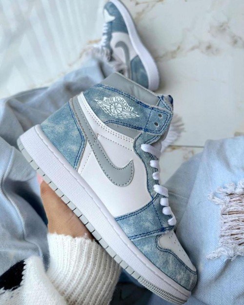 AIR JORDAN RETRO 1 HYPER ROYAL