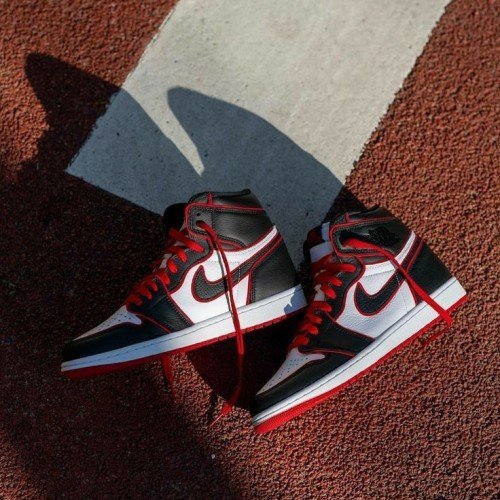 Nikee Jordan Retro 1 BloodLine