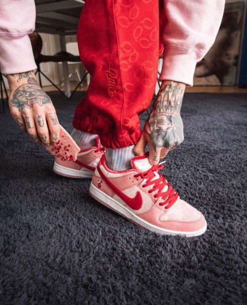 Nike Sb Dunk Low Pro Qs "Strange Love"