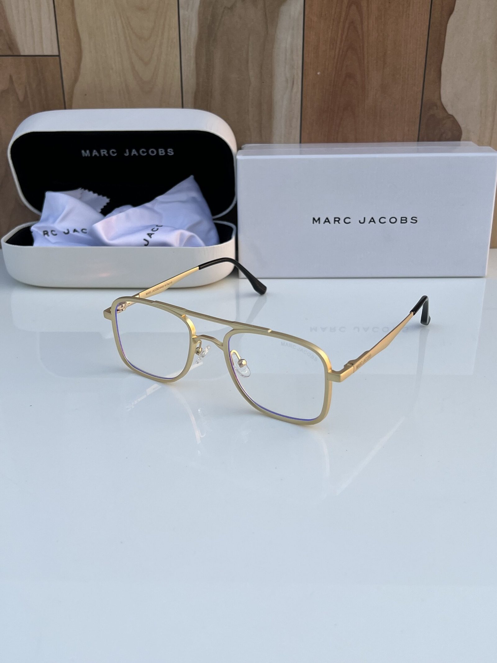 Marc_jacobs_503_gold_plano