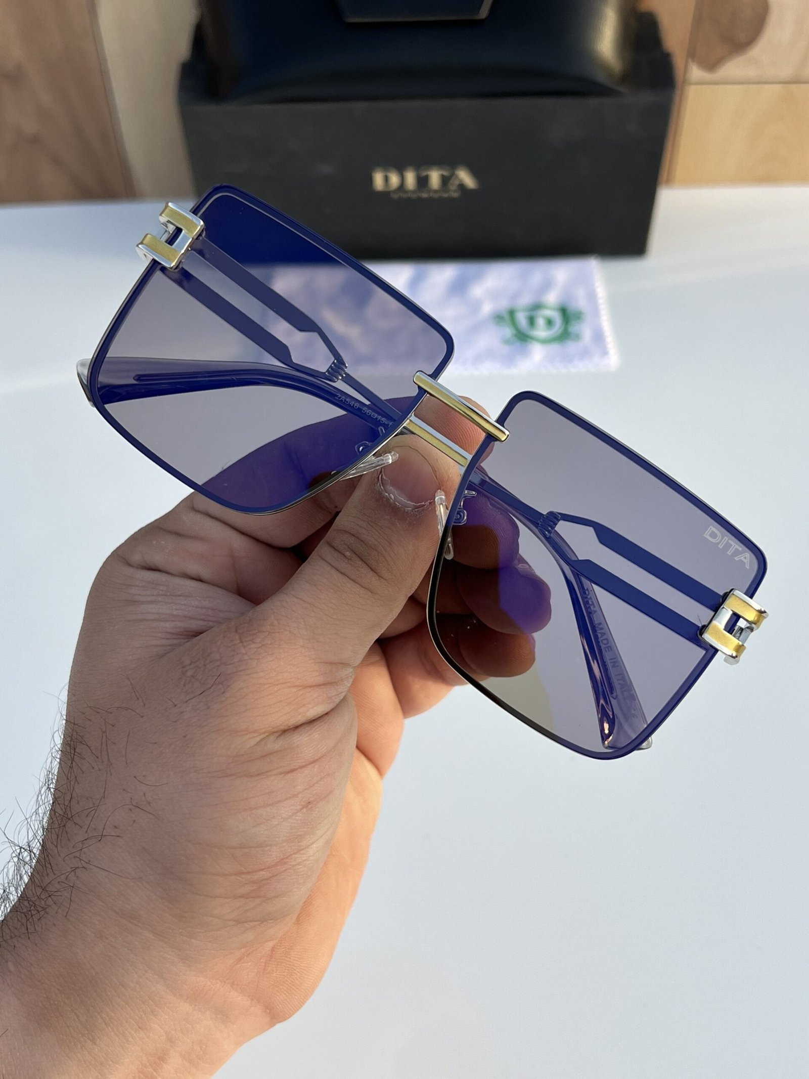 Dita_546_gold_blue