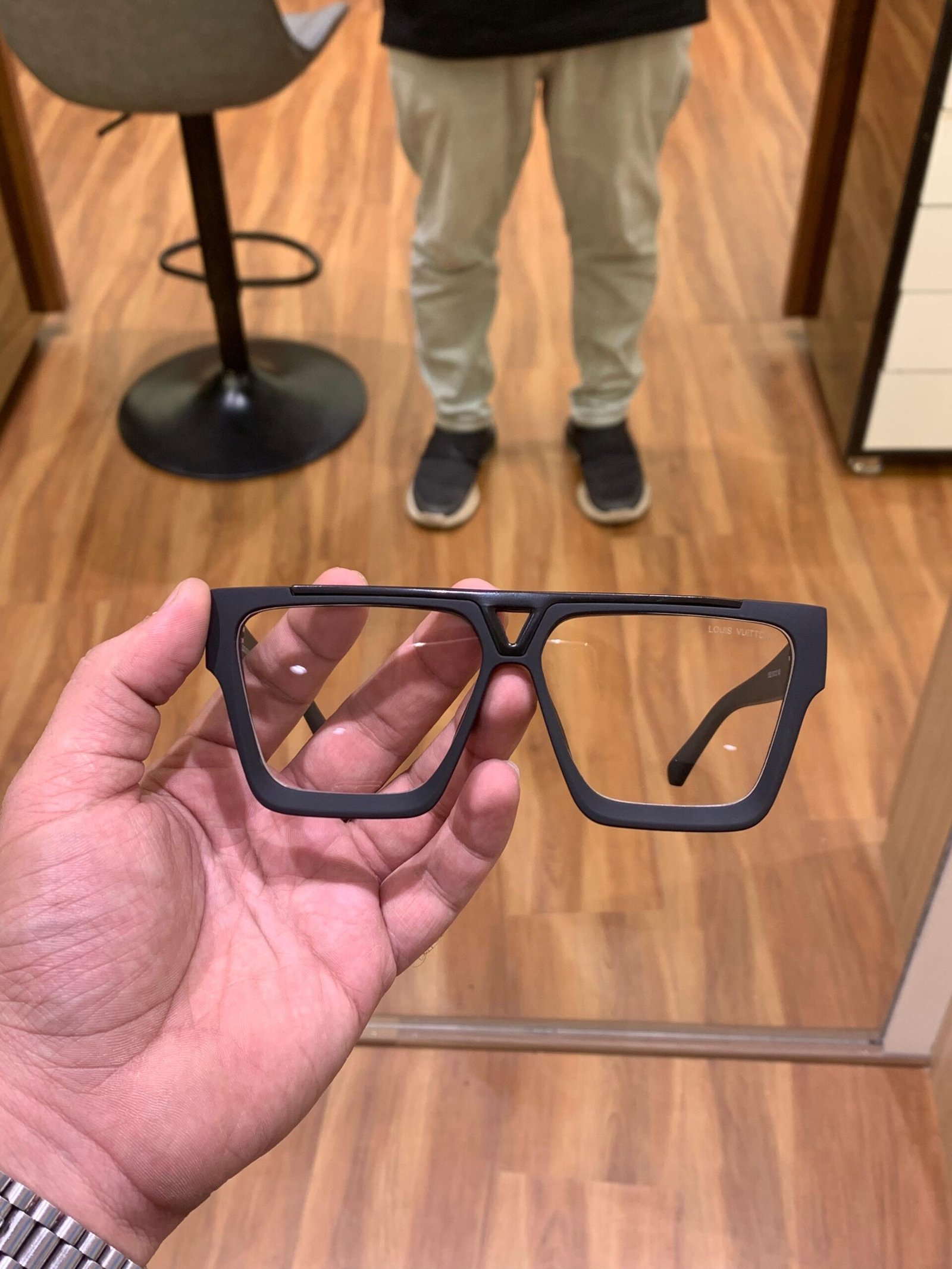 Louis_vuitton_1502_black_plano