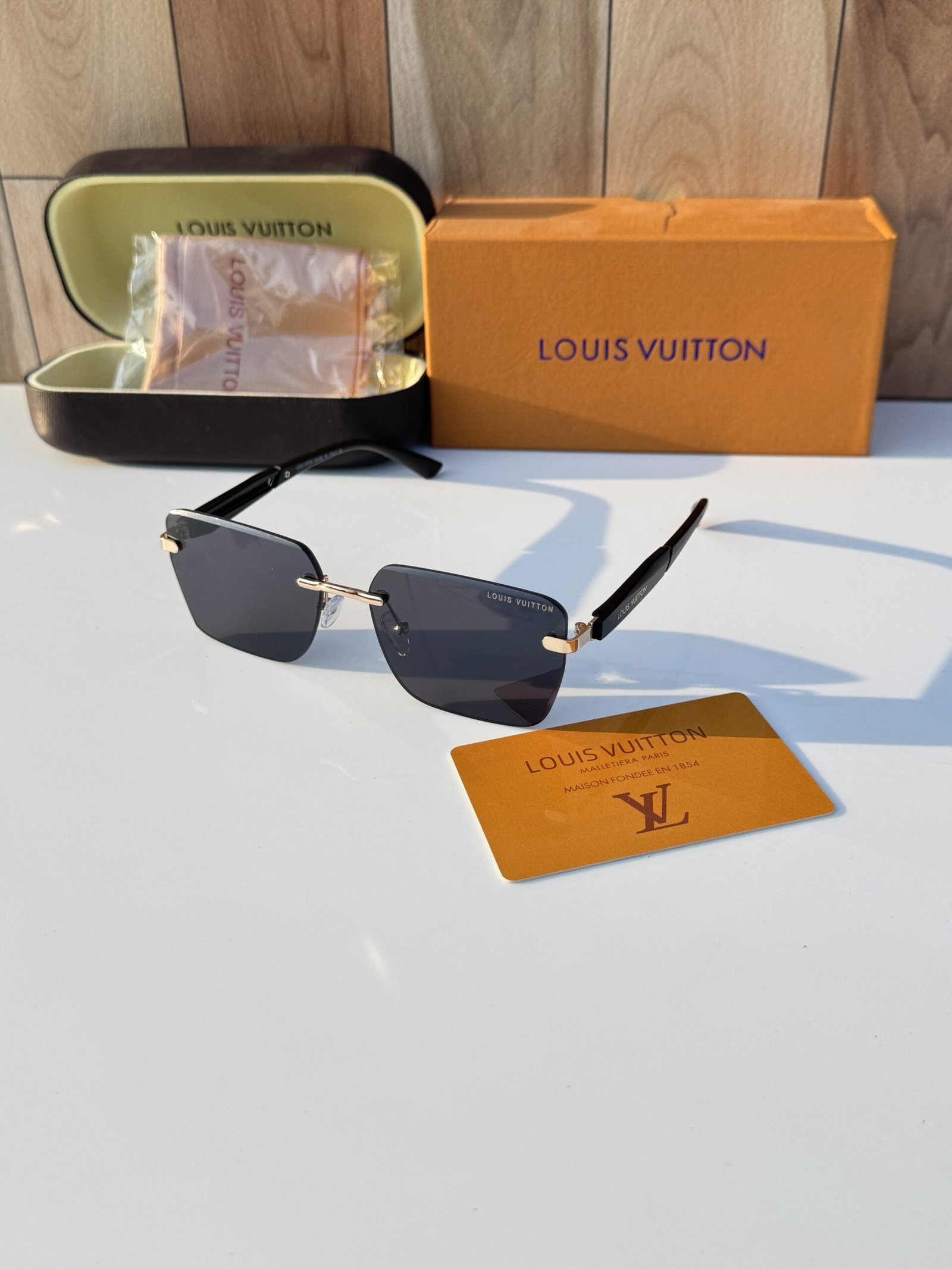 Louis_vuitton_1055_gold_black